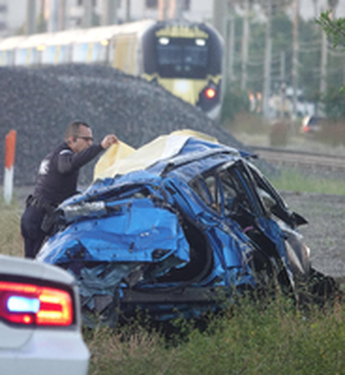 Investigadores de homicidios de tránsito de la Policía de Aventura estudian un accidente de tren de Brightline que dejó dos muertos, el jueves 30 de diciembre de 2021. Joe Cavaretta SOUTH FLORIDA SUN SENTINEL