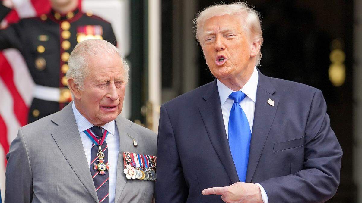 El rey Carlos III y el presidente de Estados Unidos, Donald Trump, posan durante una ceremonia de despedida en la Casa Blanca en el último día de la visita de Estado del rey Carlos III y la reina Camila el 30 de abril de 2026 en Washington, DC.