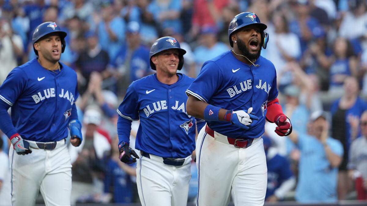 Vladimir Guerrero Jr. (der.) lideró el ataque de los Azulejos con un jonrón con bases llenas en la parte baja de la cuarta entrada, algo inédito en postemporada en la historia de la franquicia, en el segundo partido de la Serie de División ante los Yankees de Nueva York, el domingo en Toronto. 