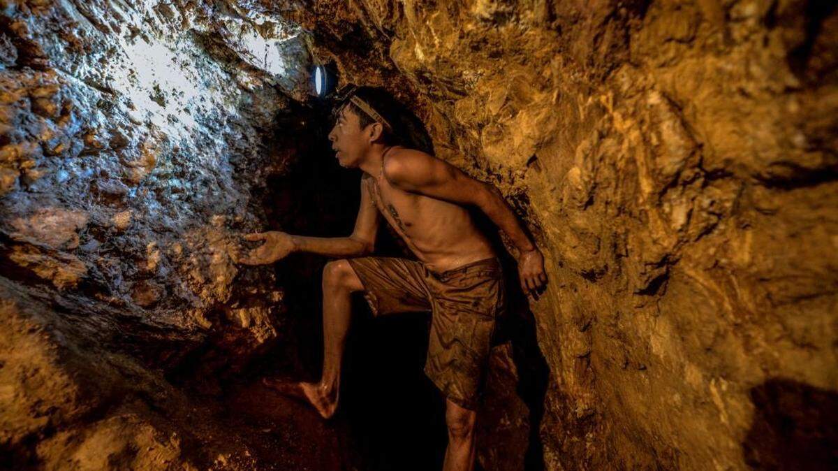 Ender Moreno busca oro en la mina de oro La Culebra en El Callao, estado Bolívar, sureste de Venezuela, el 1 de marzo de 2017. 