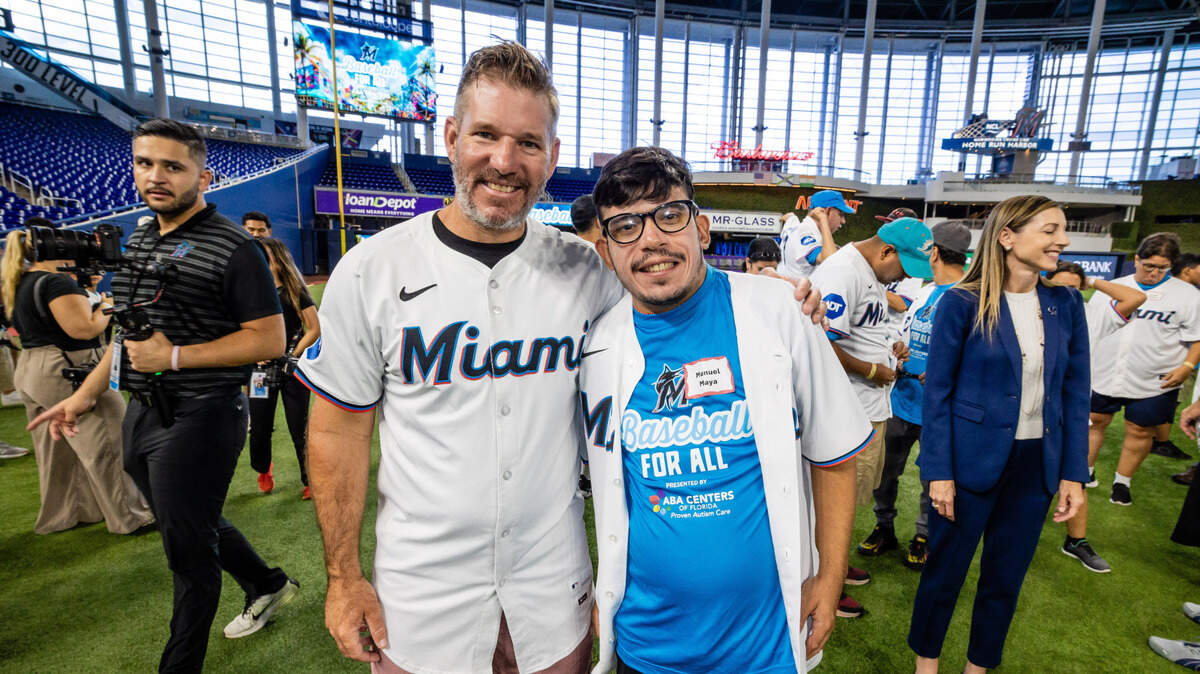 El mánager Clayton McCullough y los jugadores de los Marlins participaron el miércoles en un día inolvidable para niños con discapacidades físicas e intelectuales. 