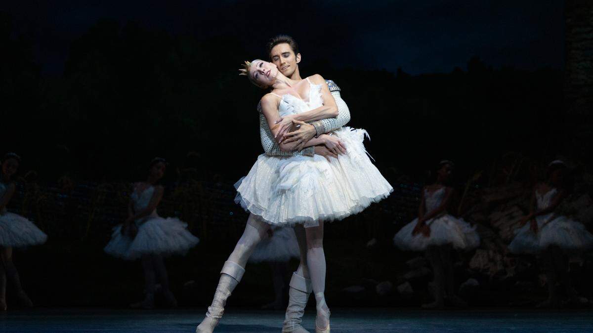 Los bailarines principales de Miami City Ballet (MCB), Dawn Atkins (como Odette) y Stanislav Olshanskyi (como Príncipe Sigfrido), en “El Lago de los Cisnes” de Alexei Ratmansky, la noche del jueves 18 de abril en el Arsht Center de Miami.