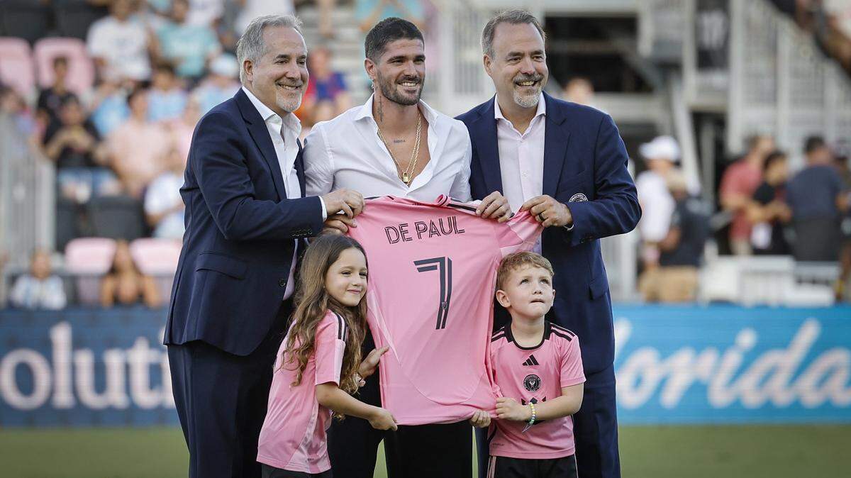 Los propietarios del Inter Miami Jorge Mas (izq.) y José Mas (der.) presentan al nuevo jugador del equipo, el mediocampista Rodrigo De Paul, antes del inicio del partido ante Cincinnati celebrado el 26 de julio de 2025 en el Chase Stadium en Fort Lauderdale, Florida.