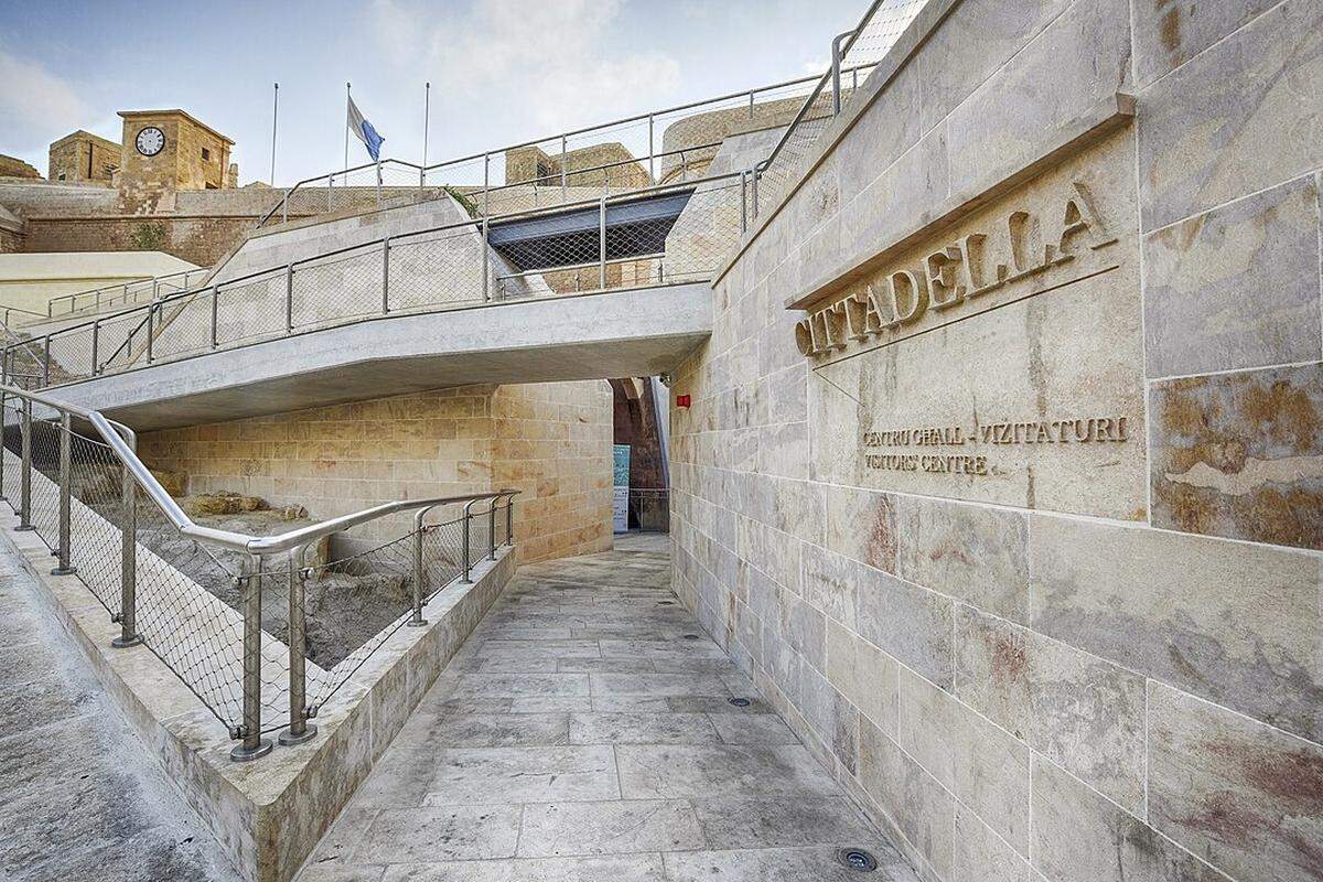 Entrada al Centro de Visitantes de la Cittadella. Se pueden ver restos de la muralla medieval en la esquina inferior izquierda.