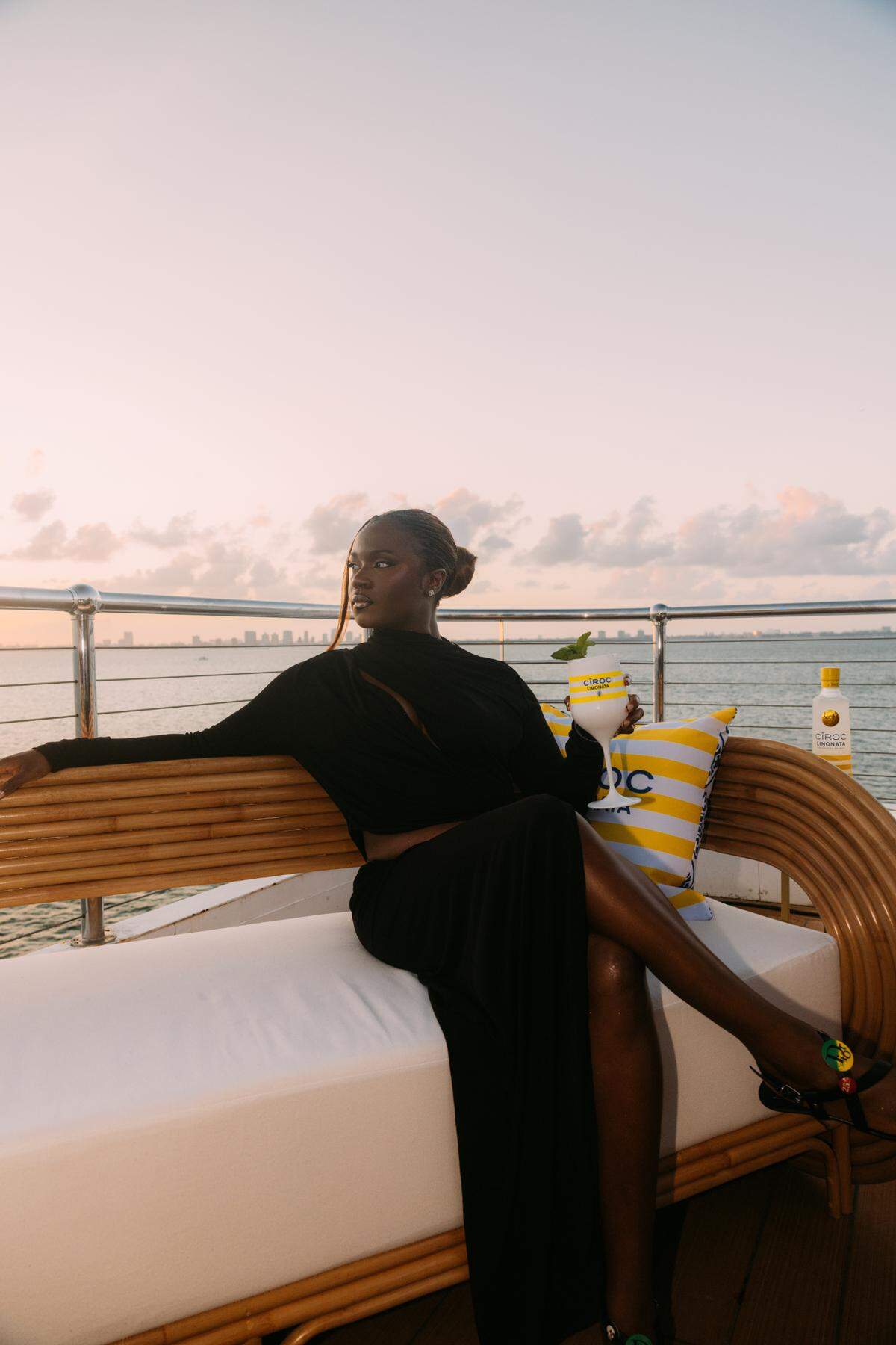 La sensación del pop afroglobal Amaarae celebra el primer día del verano en la fiesta en yate CÎROC Limonata Summer Solstice en Miami.