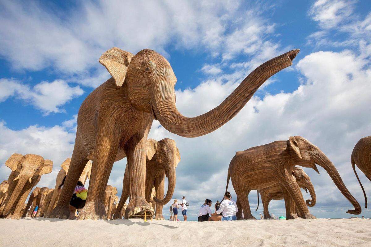Esculturas de The Great Elephant Migration cerca del parque de la calle 36 en Miami Beach.