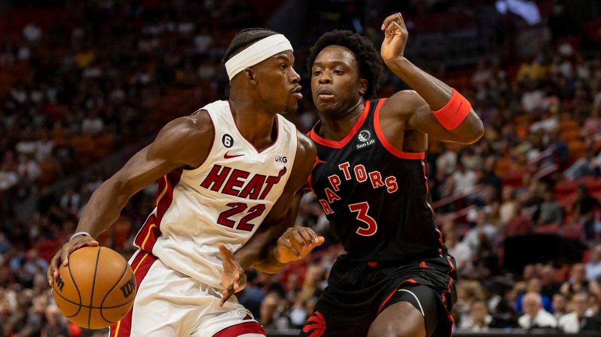 El jugador del Heat Jimmy Butler (izq.) entra al aro ante la marca de O.G. Anunoby, de los Raptors de Toronto, celebrado el 24 de octubre de 2022 en Miami.