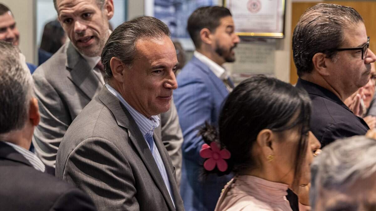El ex comisionado de Miami, Frank Carollo, durante la juramentación del comisionado del Distrito 4 Ralph Rosado en el Ayuntamiento de Miami, en junio pasado.