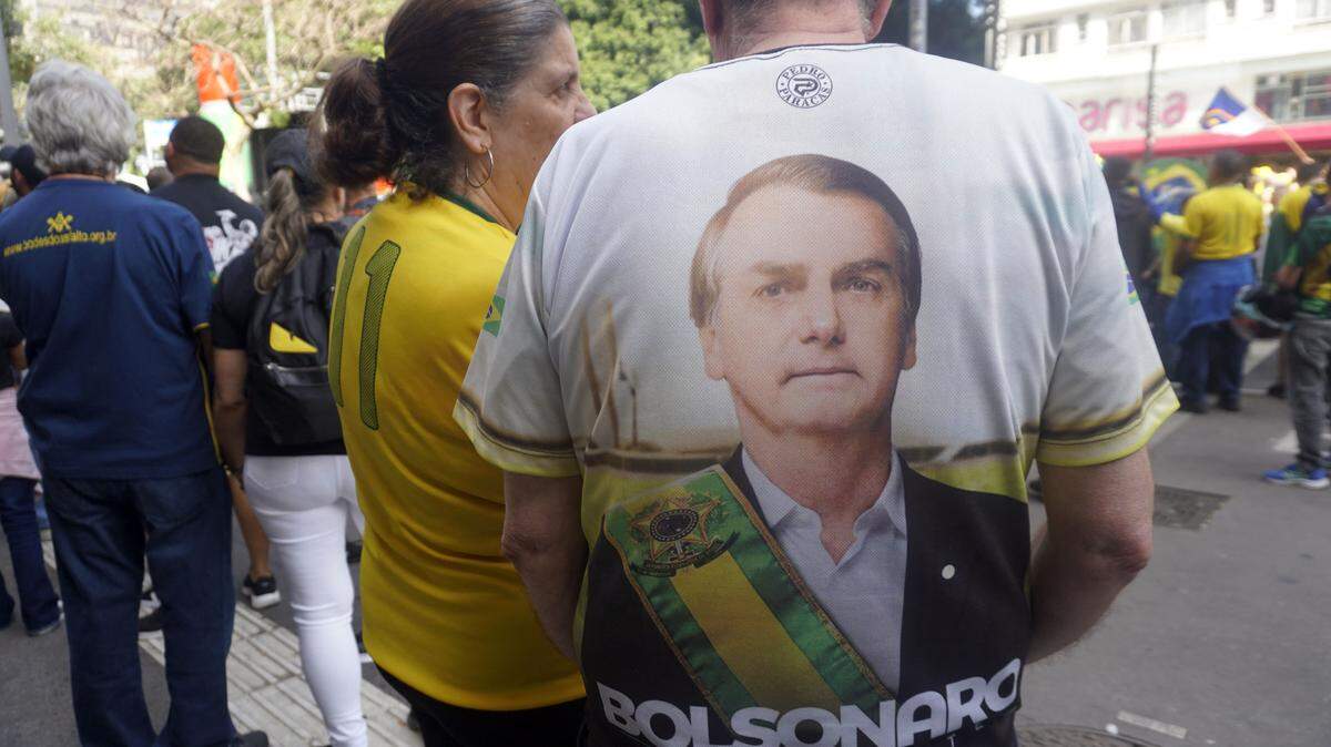Simpatizantes de Jair Bolsonaro, algunos con camisetes con imágenes del líder, protestan en contra del proceso judicial que enfrenta el expresidente brasileño, el 3 de agosto de 2025, en Sao Paulo.