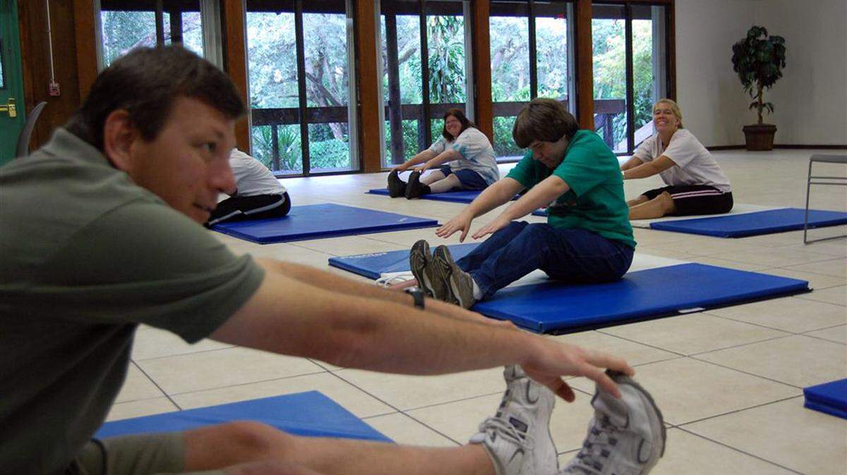 Hacer ejercicios regularmente o comenzar caminando por tu cuadra. Amplía las caminatas a 30 minutos al menos tres veces por semana, o establece una meta para aumentar la distancia, por ejemplo, un 10 por ciento cada semana. Y deja tus zapatillas cerca de la puerta principal de tu casa.