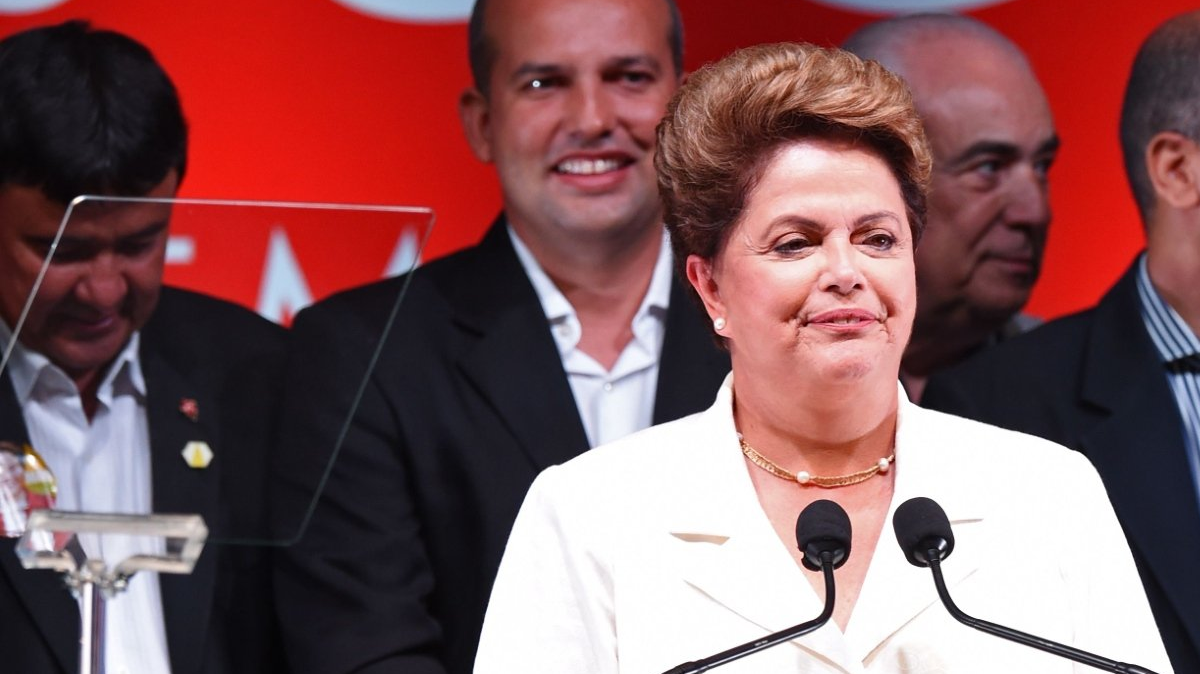 La presidenta de Brasil Dilma Rousseff se prepara para dar un discurso después de su victoria en Brasilia el 26 de octubre de 2014.