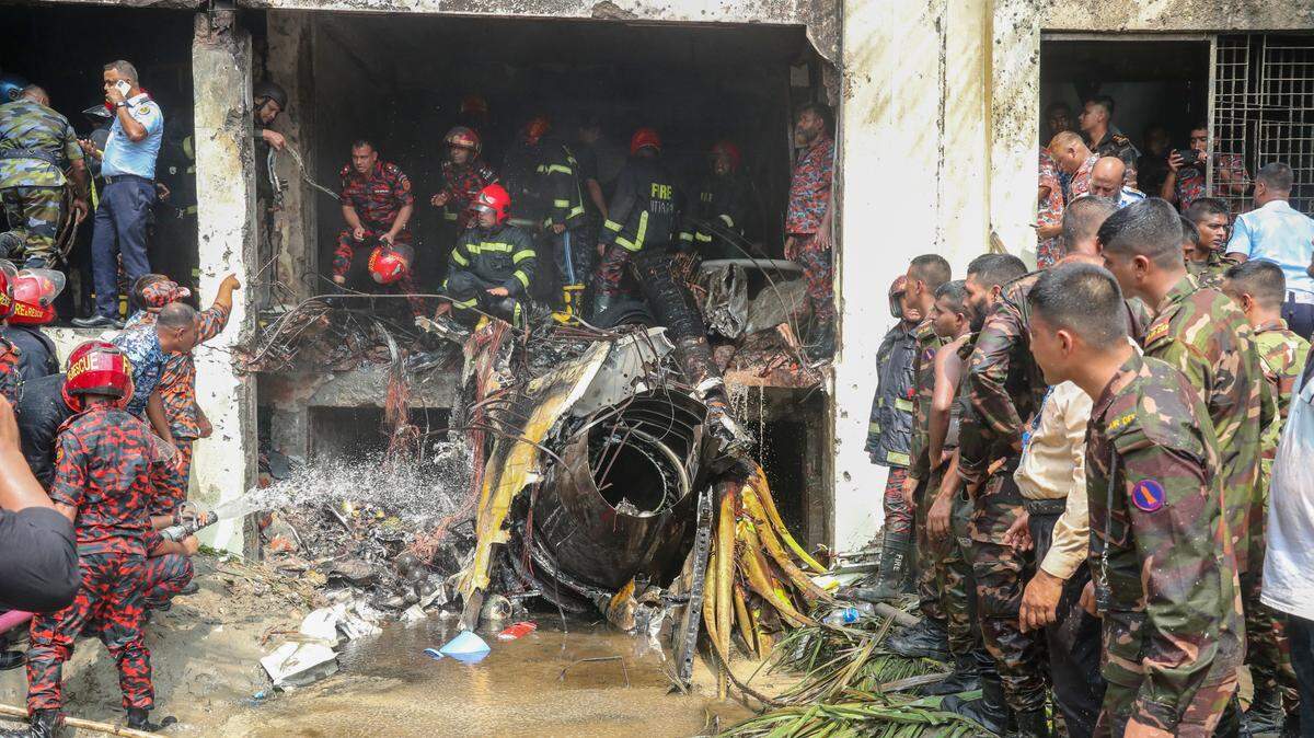 Un avión de la fuerza aérea de Bangladés se estrelló el lunes durante un vuelo de entrenamiento contra una escuela de la capital, Daca, causando la muerte de al menos 20 personas, entre ellas numerosos estudiantes.
