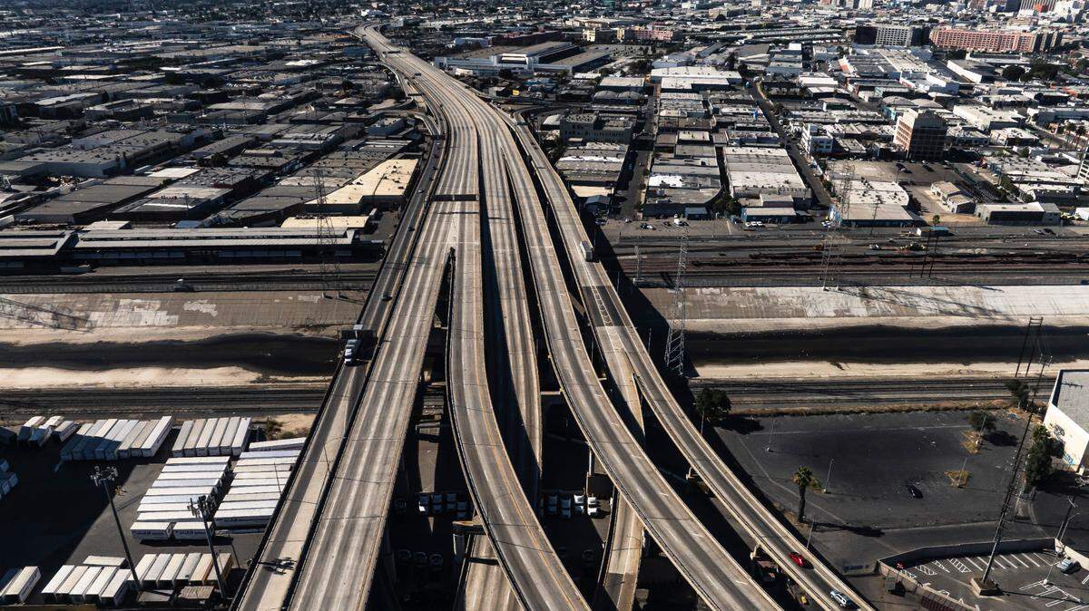 La autopista interestatal 10 en el centro de Los Angeles está cerrada en todas direcciones y creará una gran pesadilla de tráfico en esa gran urbe.