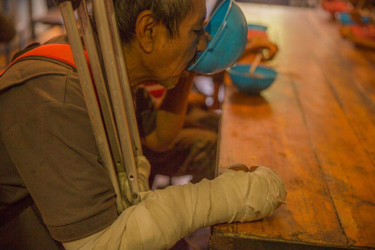 Luis Alfredo Sandoval, de 52 años, fue atropellado por un auto y quedó abandonado en la calle. Ahora vive en la plaza que está frente a la Casa de María , en Propatria, Caracas, donde come un tazón de sopa todos los días.