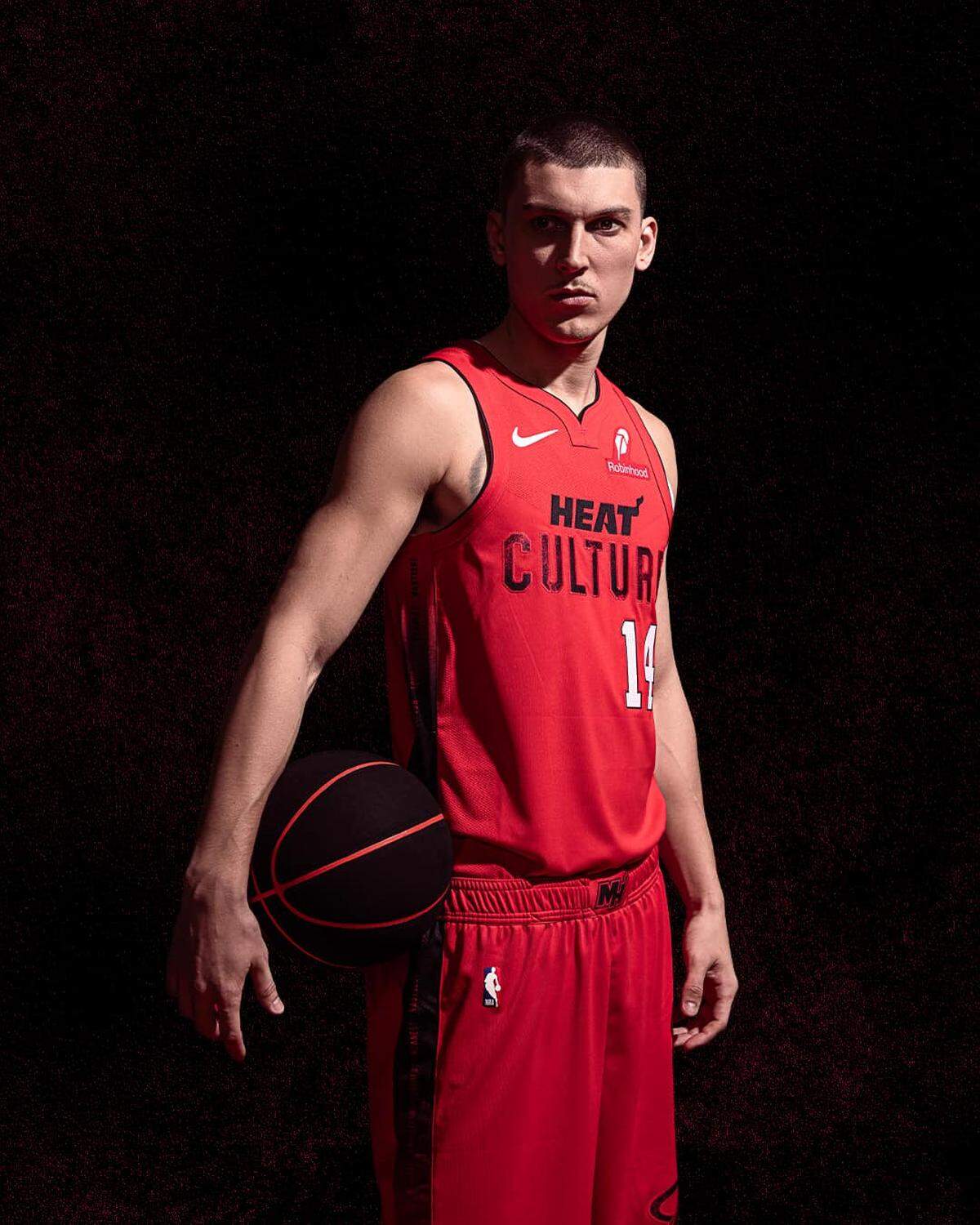 Tyler Herro posa con el nuevo uniforme City Edition, que lleva la misma frase “Heat Culture’’ por segunda temporada consecutiva