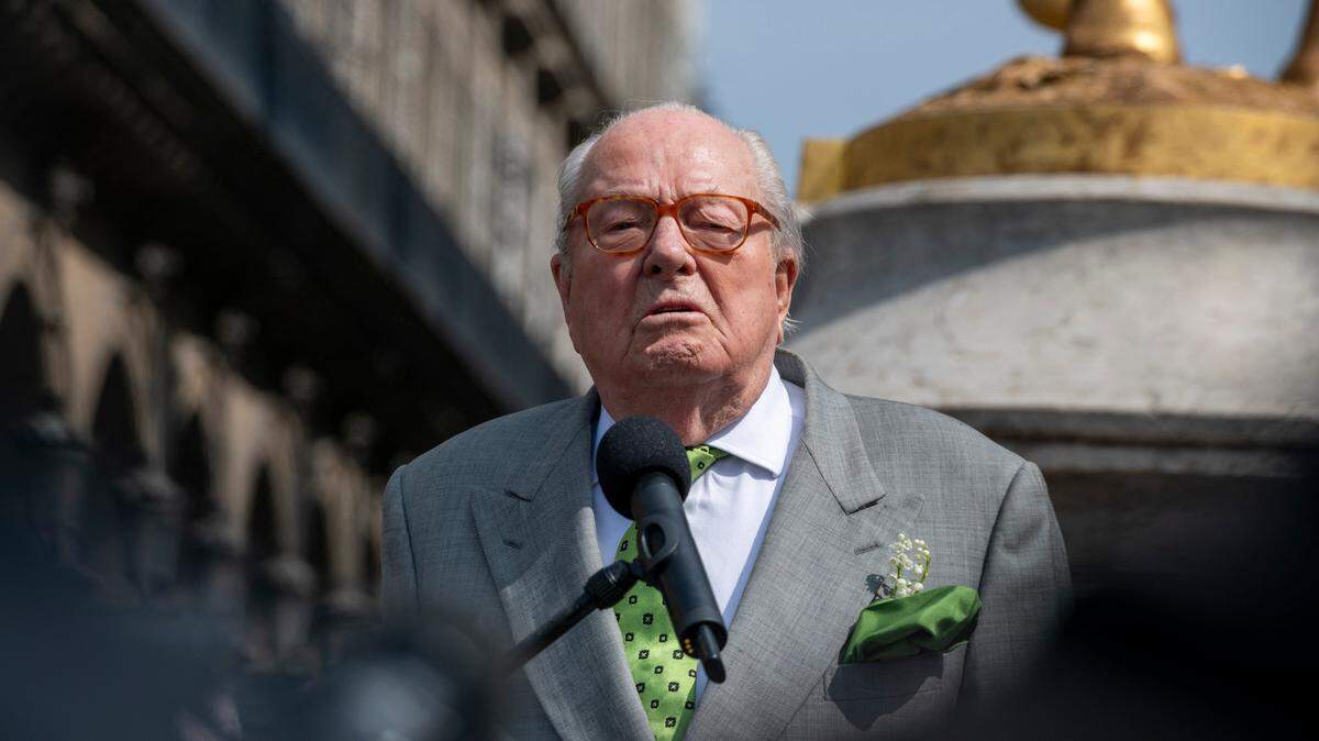 Jean-Marie Le Pen rinde homenaje a la estatua de Juana de Arco en París el Francia, París, en mayo de 2019.