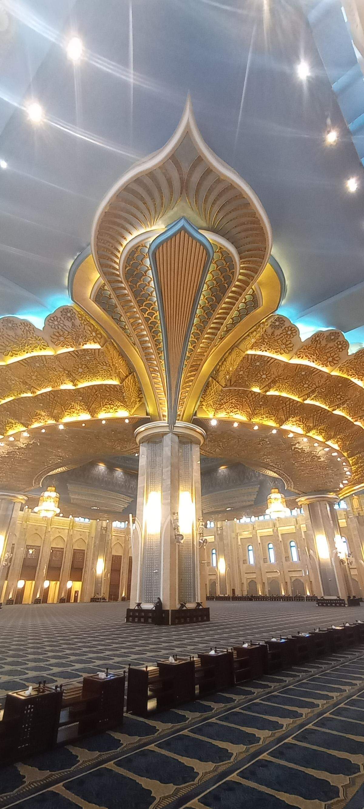 Interior de la Gran Mezquita de Kuwait City. Ofrece visitas guiadas gratuitas para turistas.