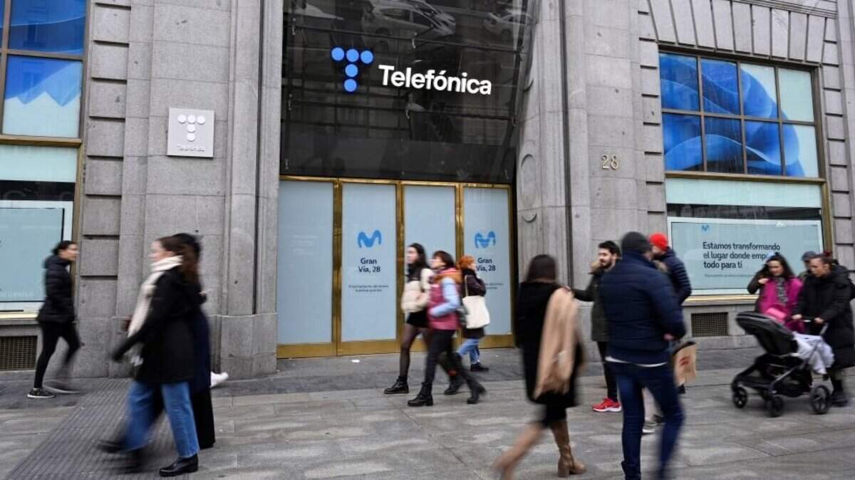 Foto de archivo muestra a peatones caminan frente a la sede de Telefónica en Madrid, el 4 de diciembre de 2023.