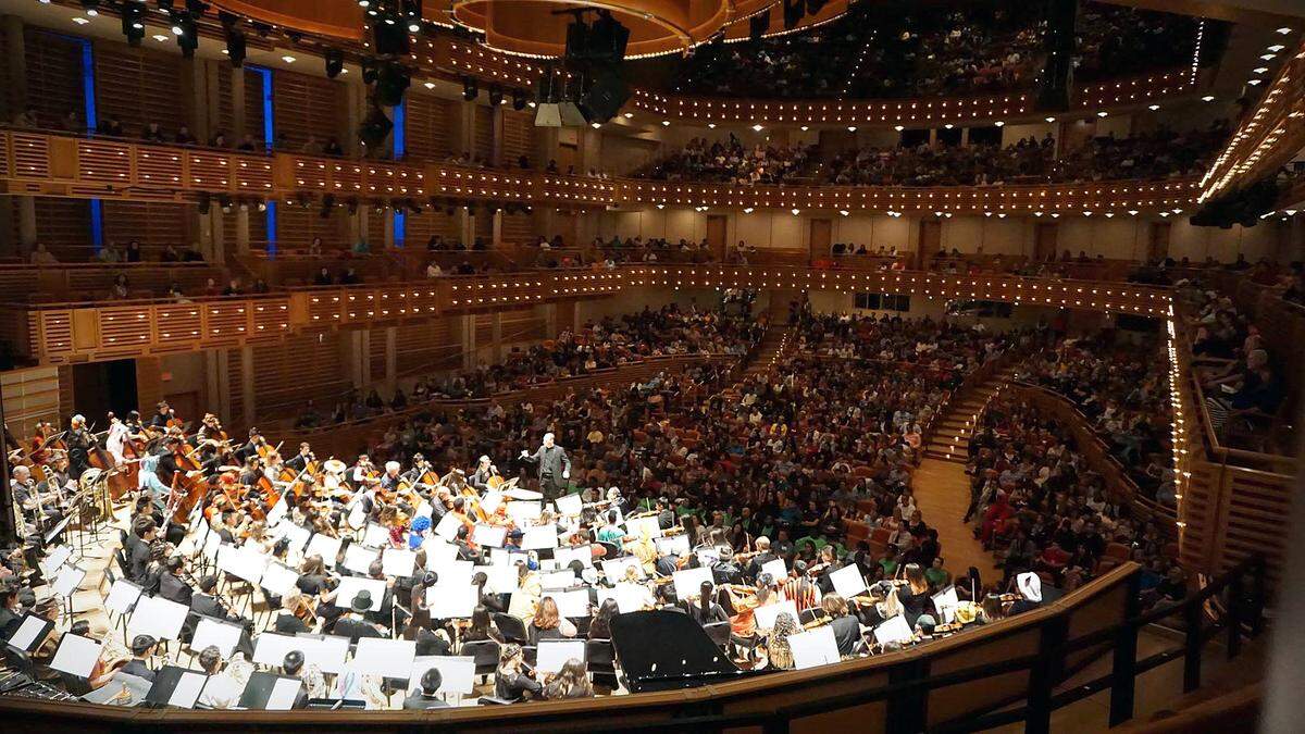 La Orquesta de la Alhambra, una de las organizaciones musicales más antiguas de Miami, actuando en el Arsht Center.