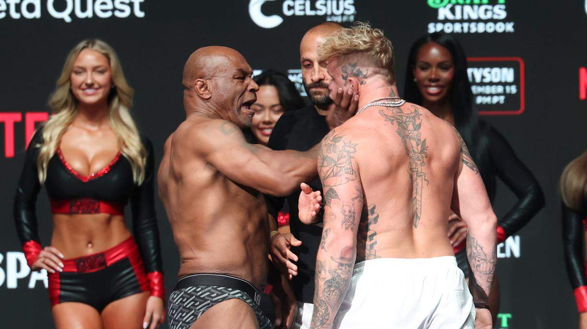 El youtubero Jake Paul afirmó este jueves que la cachetada recibida por Mike Tyson (izq.) durante la ceremonia de pesaje no la sintió, y en tono de burla minimizó la capacidad de ‘Iron’, con quien se enfrentará el viernes en una pelea de exhibición.