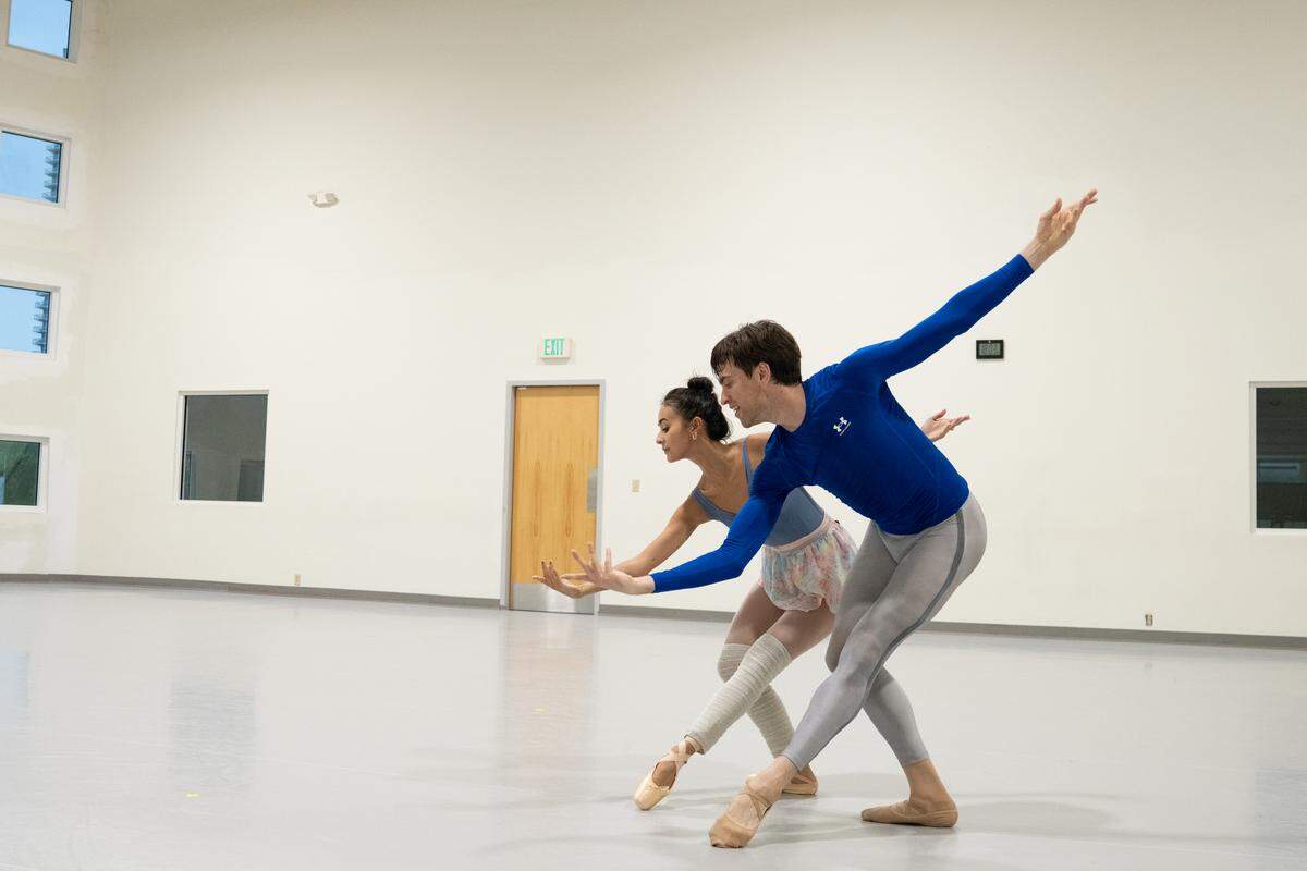 Mayumi Enokibara y Steven Loch ensayando “Chutes & Ladders”,&nbsp;coreografía de Justin Peck.&nbsp;