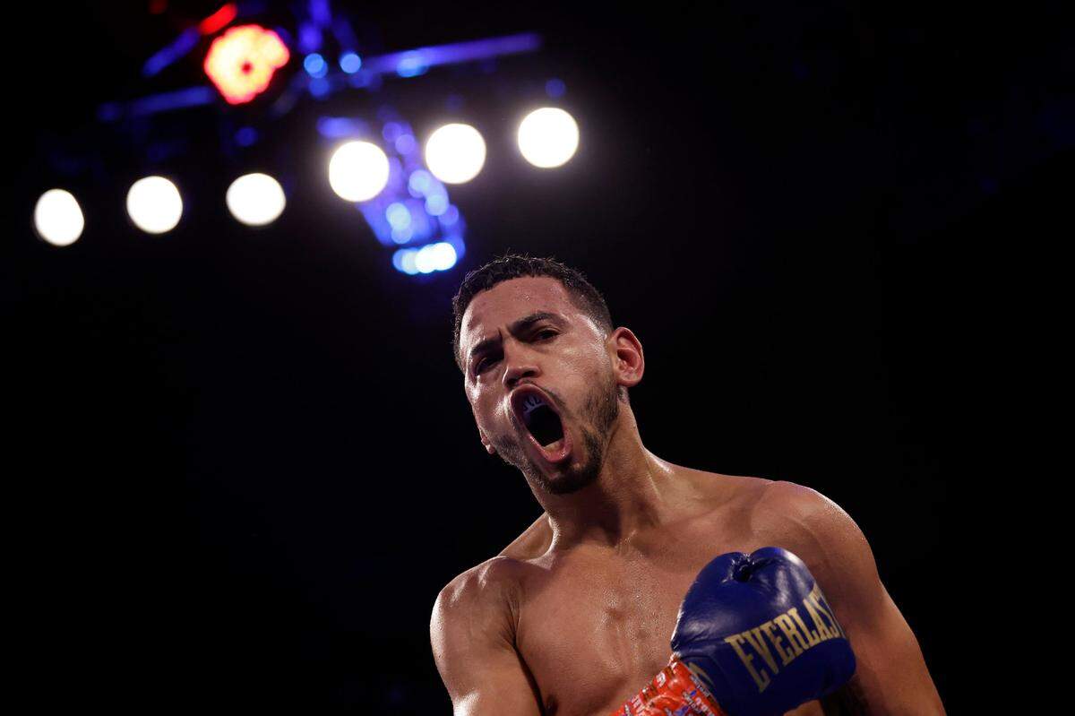 Robeisy Ramírez celebra tras vencer por nocaut técnico en el noveno asalto al argentino José Matías Romero, en la velada de Top Rank celebrada el 29 de octubre de 2022 en el Teatro Hulu del Madison Square Garden, en Nueva York.