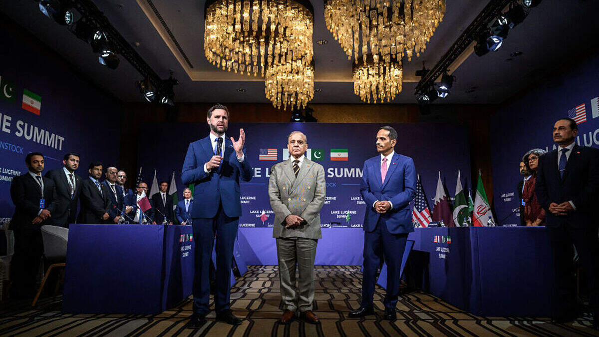 El vicepresidente de Estados Unidos, J.D. Vance (izq.), habla junto al primer ministro de Pakistán, Shehbaz Sharif (centro), y el primer ministro y ministro de Asuntos Exteriores de Qatar, el jeque Mohammed bin Abdulrahman bin Jassim Al-Thani, durante las conversaciones destinadas a impulsar un acuerdo para poner fin al conflicto de Oriente Medio, celebradas en el resort de Bürgenstock del lago de Lucerna, cerca de Stansstad, Suiza, el domingo 21 de junio de 2026.