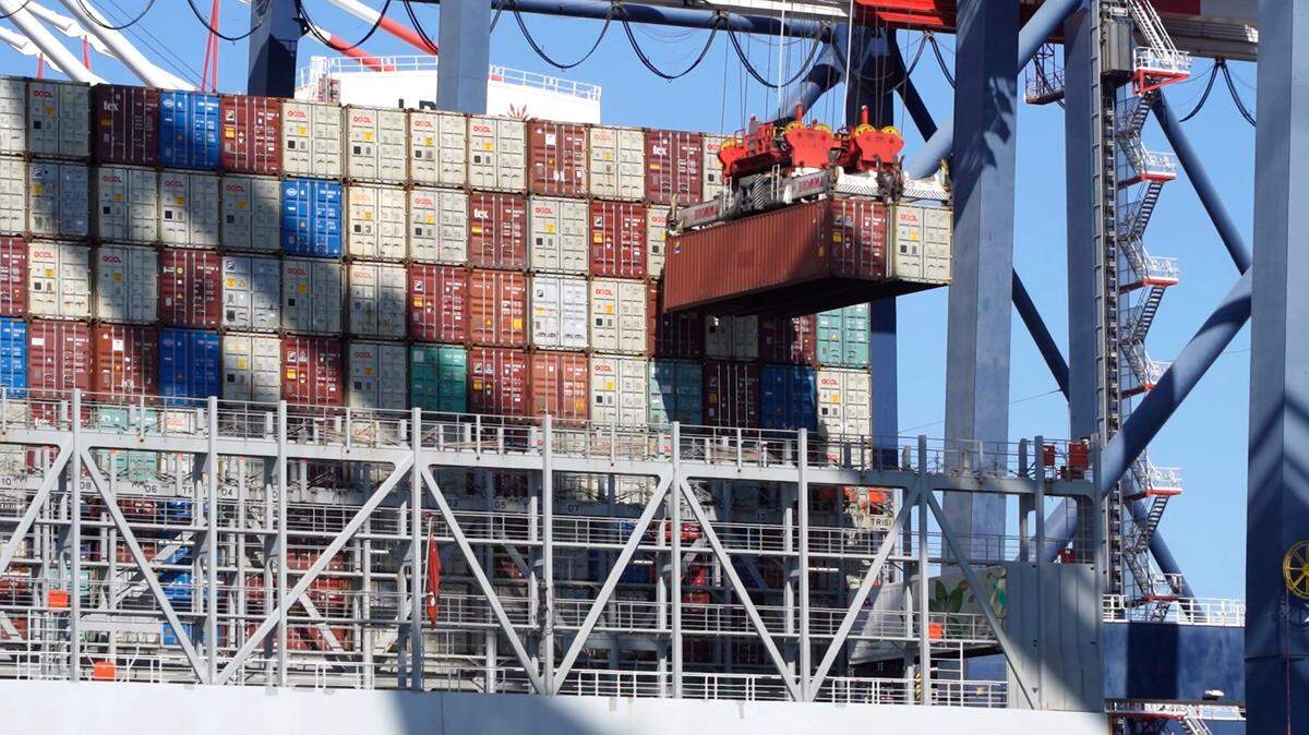 Contenedores de carga siendo descargados de un barco en el puerto de Long Beach. La tregua arancelaria de 90 días declarada por el presidente estadounidense, Donald Trump, alcanzó este sábado su ecuador con escasos avances más allá de un acuerdo de mínimos con Reino Unido y una necesaria tregua paralela con China, a lo que hay que sumar nuevas amenazas contra la UE.