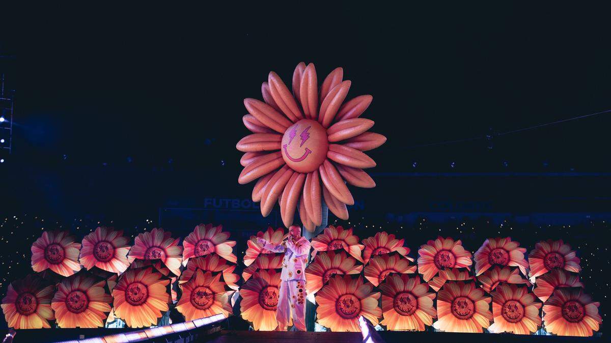 J Balvin regresó a Medellín con ‘Ciudad Primavera’, un espectáculo 360 agotado en el Estadio Atanasio Girardot que reunió a más de 70 bailarines y un cartel estelar internacional.
