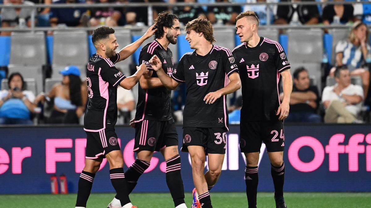 El mediocampista Benjamín Cremaschi (30) celebra con sus compañeros de equipo el gol del triunfo 2-1 ante Charlotte, en el partido celebrado el 3 de julio de 2024 en Charlotte.