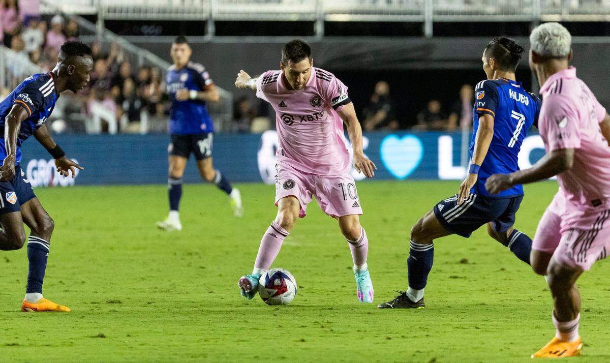 El delantero del Inter Miami Lionel Messi dribla el balón ante la marca de Yuya Kubo, del FC Cincinnati, en el partido de la MLS celebrado el 7 de octubre de 2023 en el DRV PNK  Stadium en  Fort Lauderdale, Florida.
