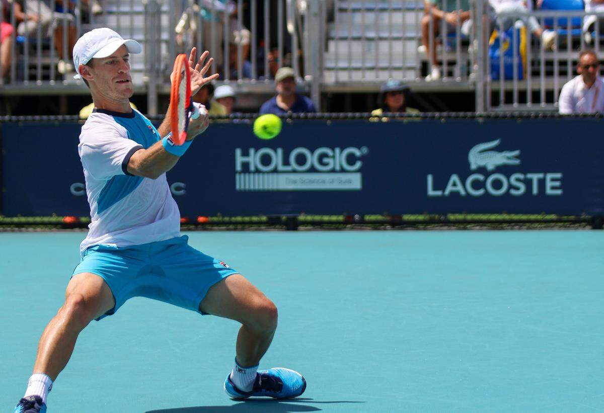 El argentino Diego Schwartzman cayó 6-4, 6-2 ante el danés Holger Runeen en el partido del Miami Open, celebrado el 26 de marzo de 2023 en el Hard Rock Stadium en Miami Gardens, Florida.
