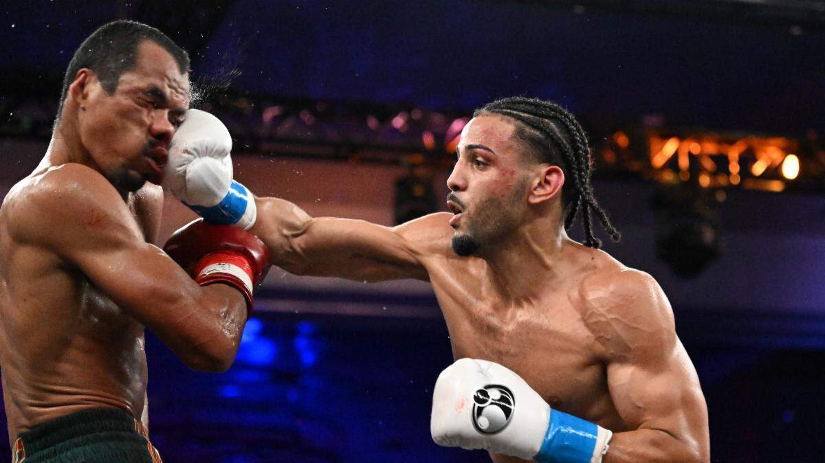Yoénis Téllez (der.)  y el ex campeón mundial Julian “J-Rock” Williams inaugurarán la acción del PPV del 1 de marzo encabezado por la pelea entre Gervonta “Tank'' Davis y Lamont Roach desde el Barclays Center de Brooklyn.