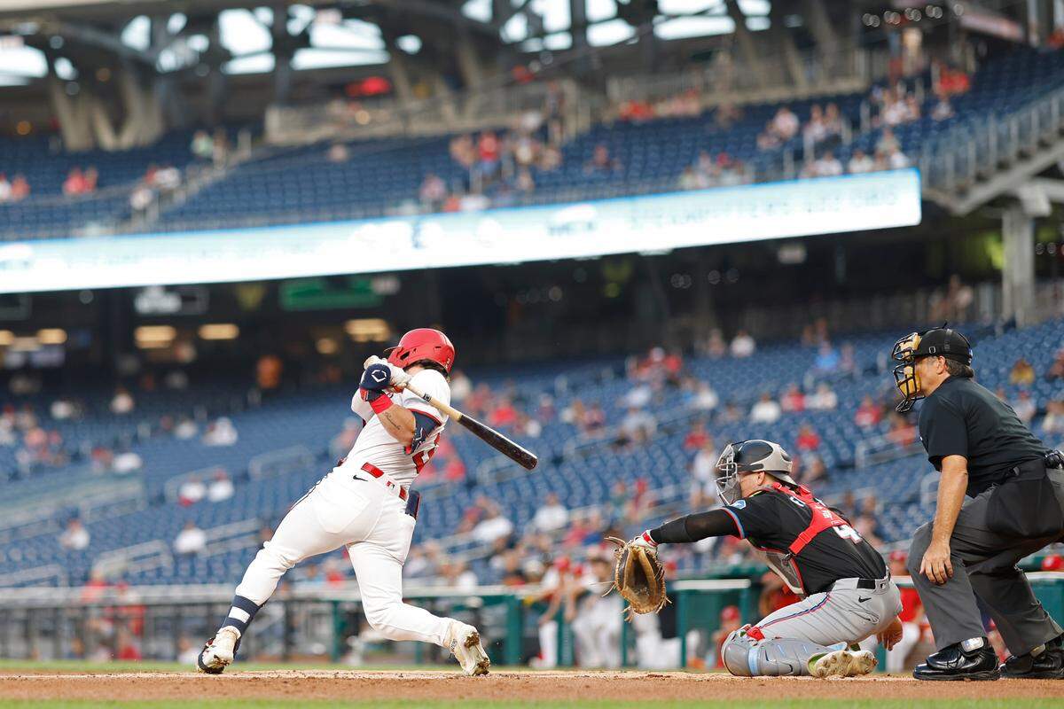 El jardinero de los Nacionales Dylan Crews batea un hit en el tercer inning del partido contra los Marlins de Miami, celebrado el 12 de septiembre de 2024 en Washington.