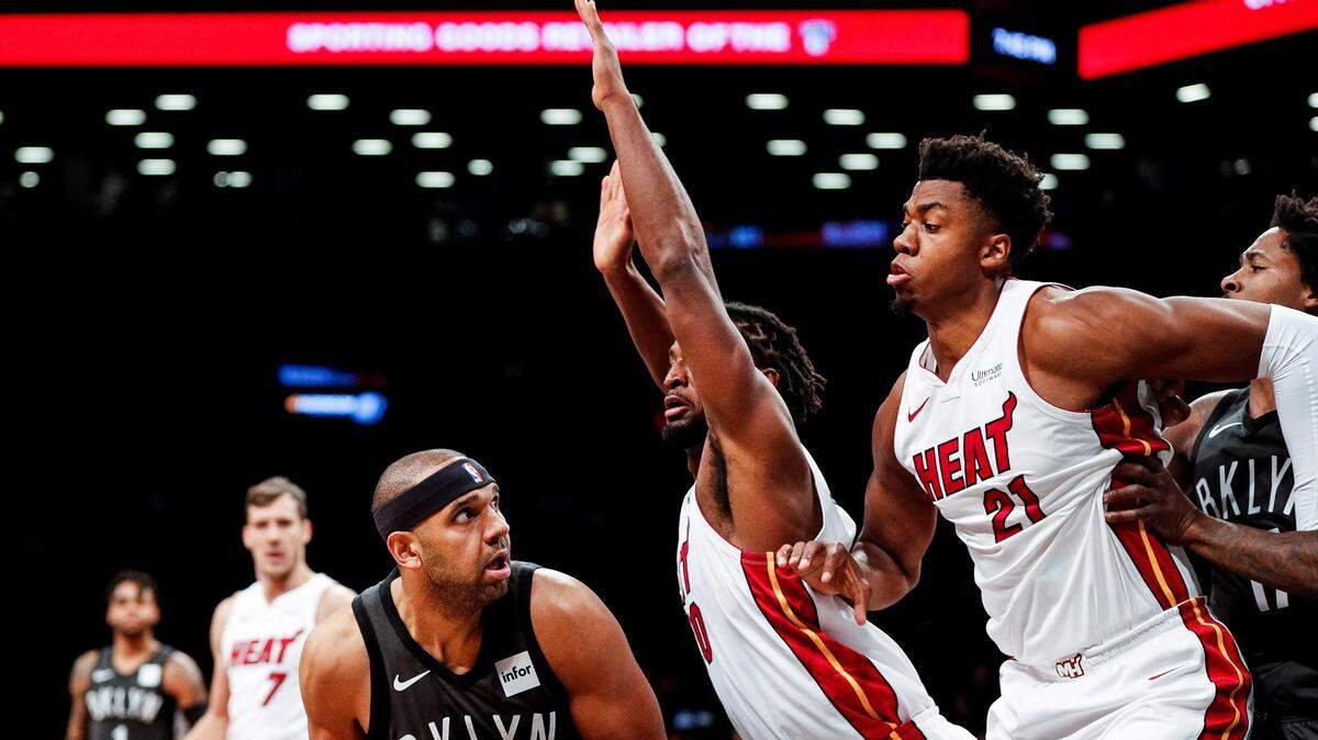 El jugador de los Nets Jared Dudley (izq.) intenta encestar sobre la marca de Justise Winslow (centro) y Hassan Whiteside, del Heat, en el partido efectuado el 14 de noviembre de 2018, en Brooklyn, Nueva York.