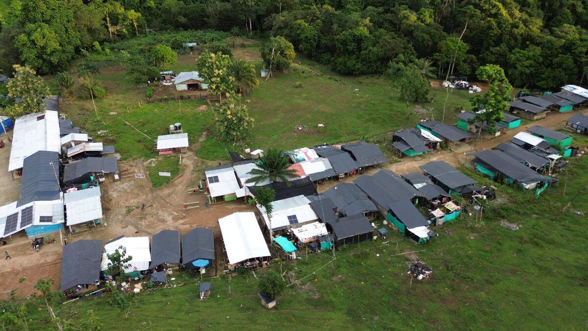 Campamento cerca de la localidad de Acandí en el que los migrantes descansan antes de emprender el rumbo hacia la frontera.