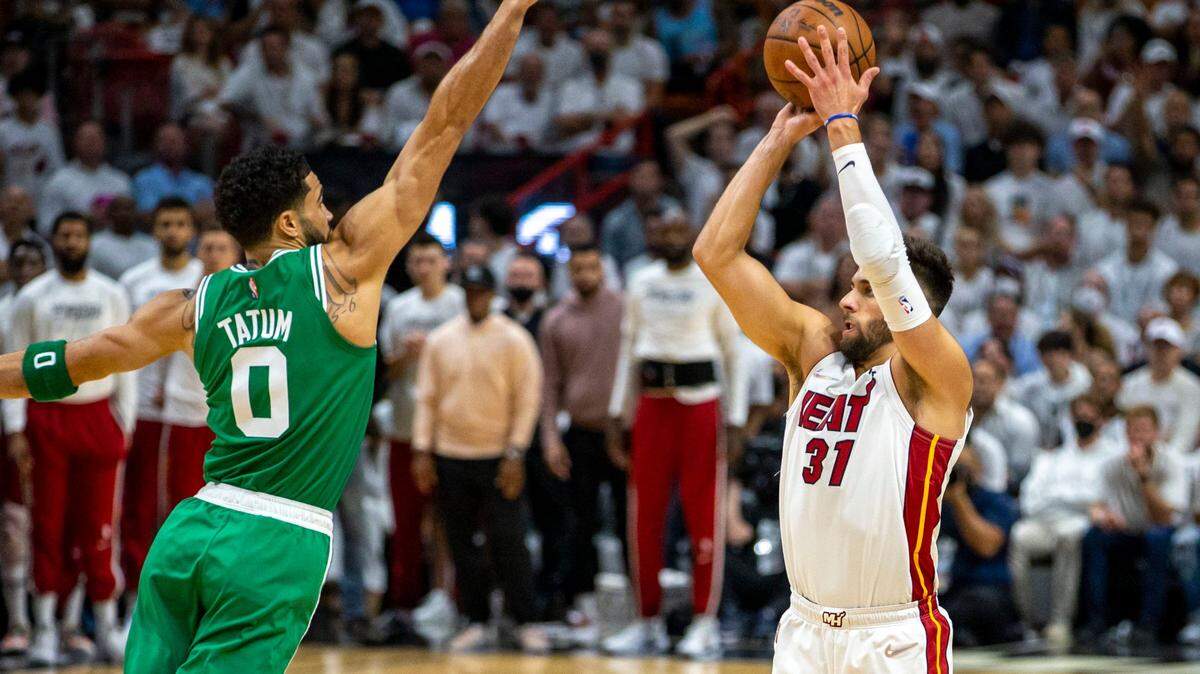 El jugador del Heat Max Strus (der.) tira al aro ante la marca de ayson Tatum, de los Celtics de Boston, en el; partido celebrado el 17 de mayo de 2022 en Miami.