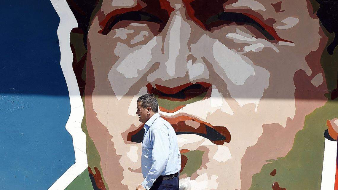 Un hombre camina delante de una imagen de Hugo Chávez en Caracas en noviembre de 2015. El jefe de los espías de difunto líder socialista manejó tres cuentas en la Banca Privada d’Andorra que movieron $6.5 millones.