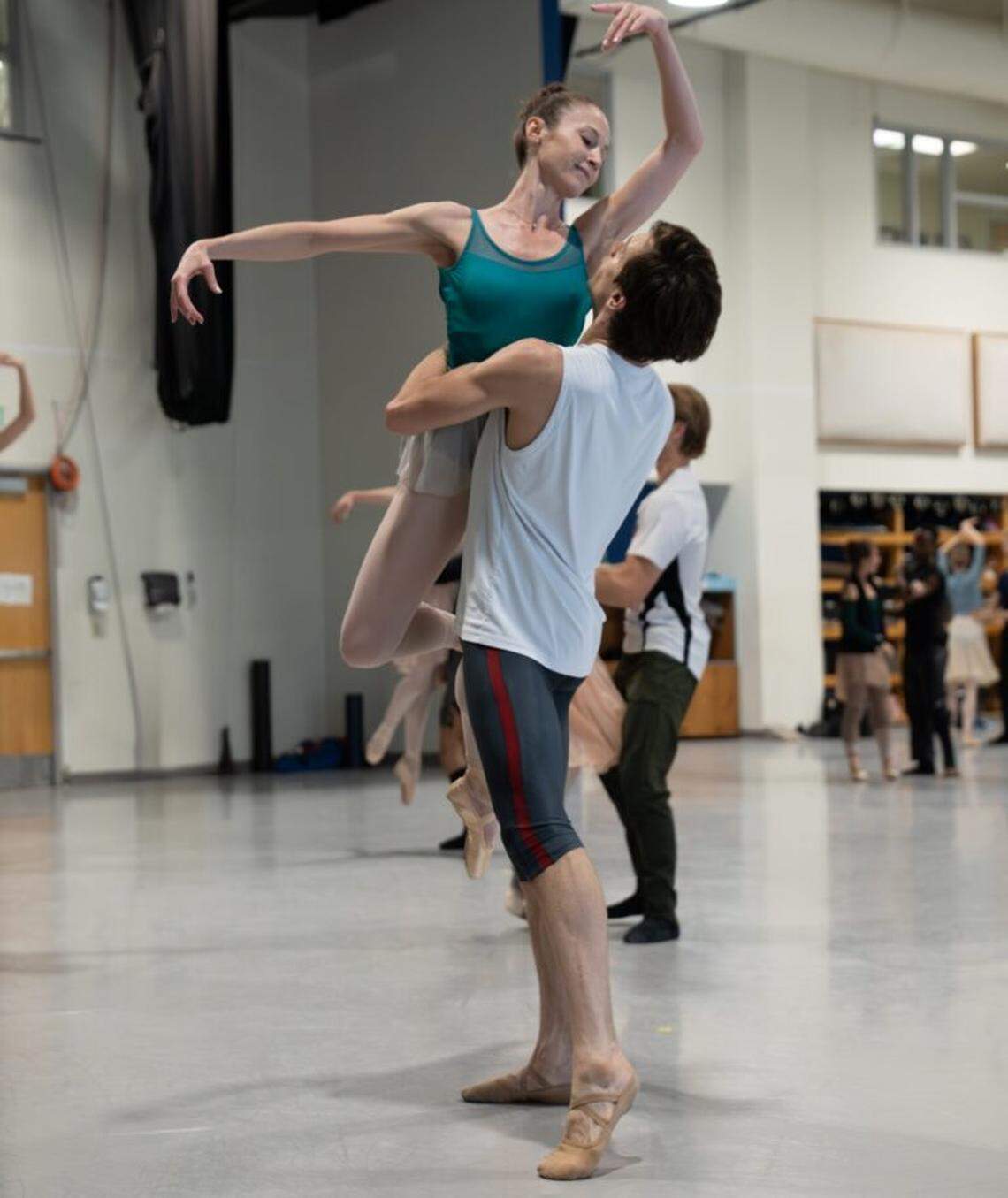 Nicole Stalker y Steven Loch combinando atletismo y jovialidad ensayando “Rosas del Sur, Tres Valses para Toby” de Alexei Ratmansky. 