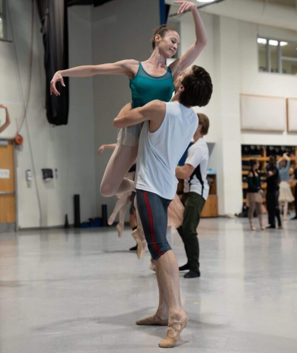 Nicole Stalker y Steven Loch combinando atletismo y jovialidad ensayando “Rosas del Sur, Tres Valses para Toby” de Alexei Ratmansky.