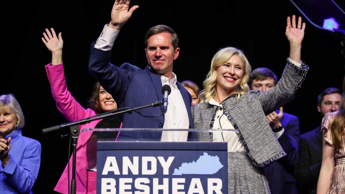 Andy Beshear saluda con su esposa Britainy Beshear después de ganar un segundo mandato como gobernador de Kentucky, el martes 7 de noviembre de 2023.