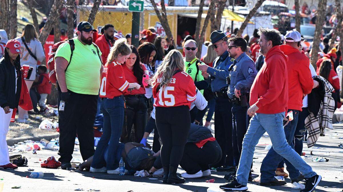 Agentes policiales y bomberos asisten personas heridas durante un tiroteo el miércoles, 14 de febrero de 2024, en Kansas City, Missouri, durante la celebración de la conquista del Super Bowl de los Kansas City Chiefs.