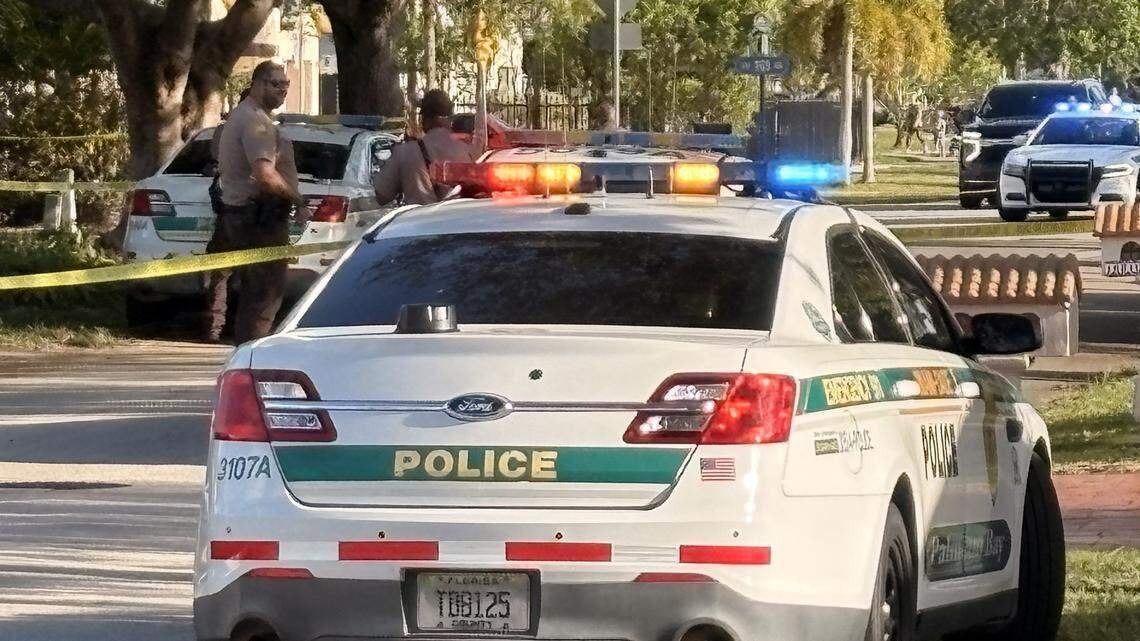 Agentes del Departamento de Policía de Miami-Dade investigaban un tiroteo el miércoles 22 de abril de 2026 en el área de SW 92nd Avenue y 168th Street. David Goodhue dgoodhue@flkeysnews.com