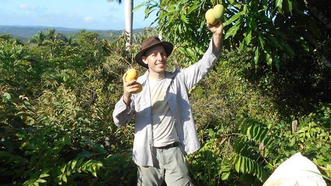 El biólogo cubano Ariel Ruiz Urquiola enseñando los mangos de su finca "El Infierno" en Viñales.
