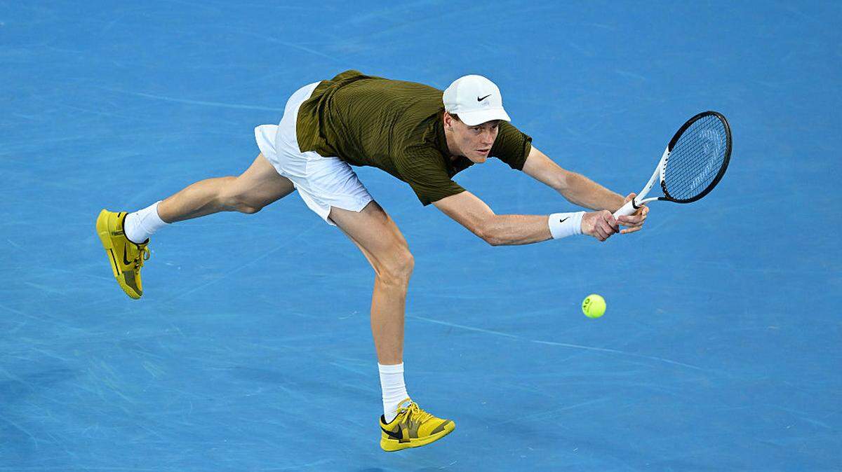 El italiano Jannik Sinner, campeón de las dos últimas ediciones, superó 6-1, 6-3 y 7-6 (2) a su compatriota Luciano Darderi y avanzó a cuartos de final, el lunes en el Abierto de Australia.