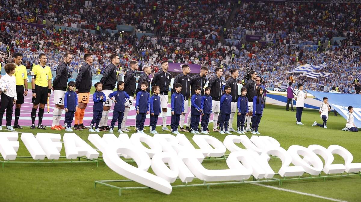 La selección de fútbol de Uruguay escucha el himno nacional de su país antes del partido ante Portugal, el 28 de noviembre de 2022, en el Estadio Lusail, en Lusail, durante el Mundial Catar 2022.