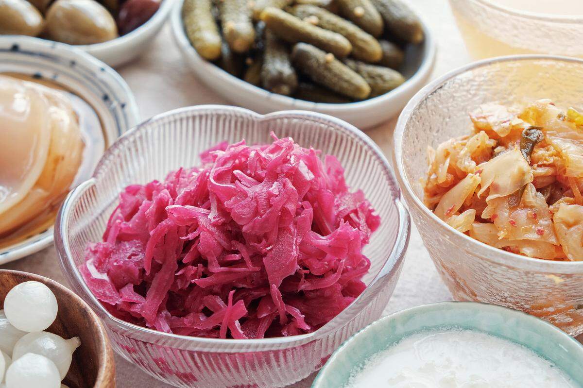 Variedad de alimentos fermentados probióticos.