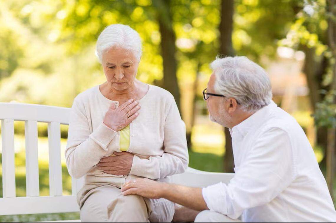 El cerebro no se despierta un día con párkinson. La neurociencia moderna ha descrito una fase prodrómica, un periodo de hasta 20 años en el cual la enfermedad ya está en marcha sin que el paciente lo sospeche. 