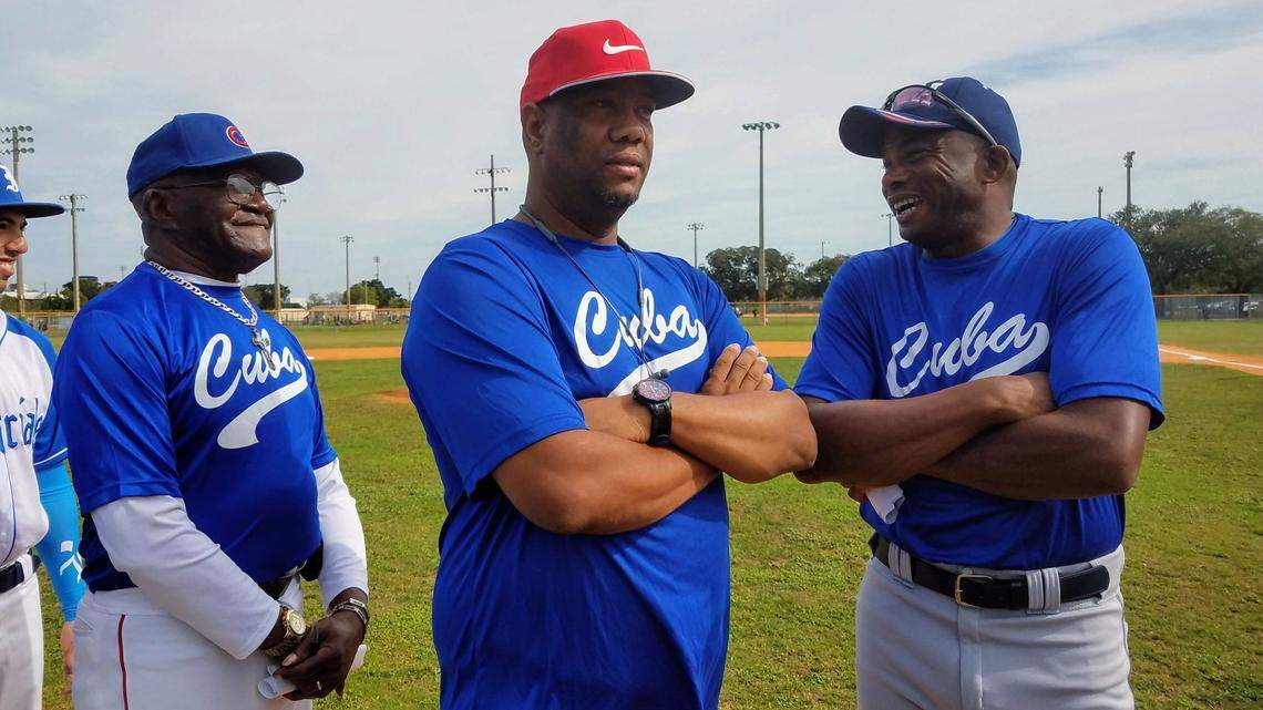 ORLANDO HERNANDEZ (d) junto a su hermano Liván (c) y Agustín Marquetti en el Juego de las Estrellas Cubanas celebrado este 5 de enero en el Tamiami Park.