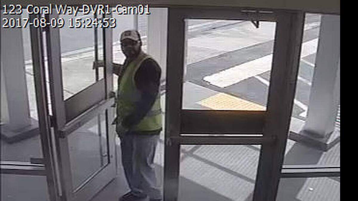 El FBI dio a conocer varias fotografías del hombre.